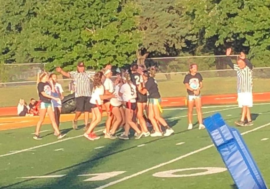Seniors beat underclassmen during Powderpuff game