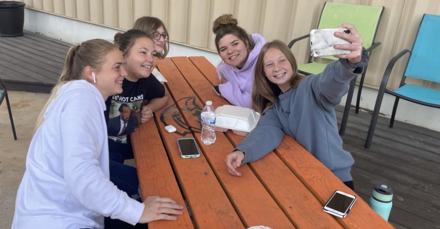 While+eating+outside+for+lunch%2C+seniors+Chloe+Wells%2C+Kirsten+Woodard%2C+Grace+Logan%2C+Haley+Smith+and+Jamie+Linder+take+a+selfie.+Students+use+photos+as+a+way+to+capture+their+high+school+experience.