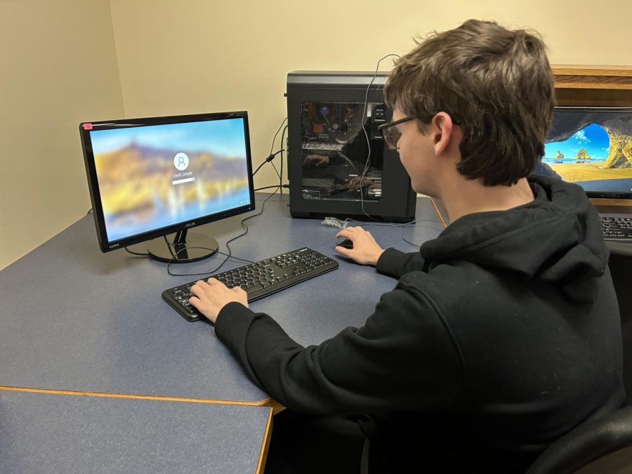Sophomore Eli Hoshaw logs onto a computer in business teacher Ryan Hull’s room. Hoshaw may join the esports team when it is ready. 