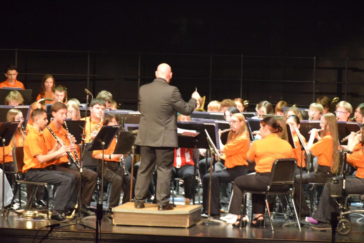 Choir, band participate in annual Christmas concert